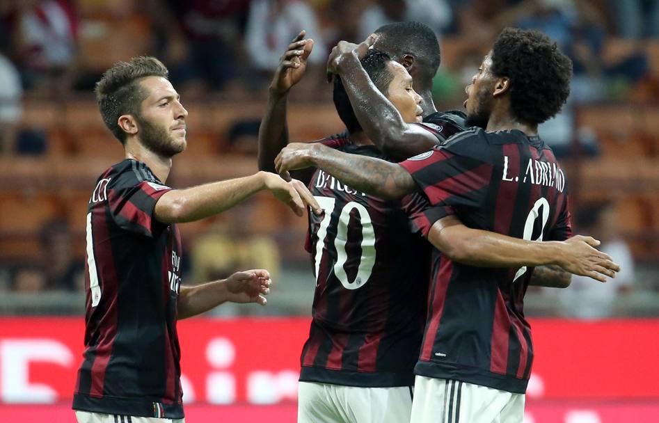Carlos Bacca abbracciato da Luiz Adriano: la prima vittoria del Milan in campionato porta la firma dei due attaccanti. Ansa